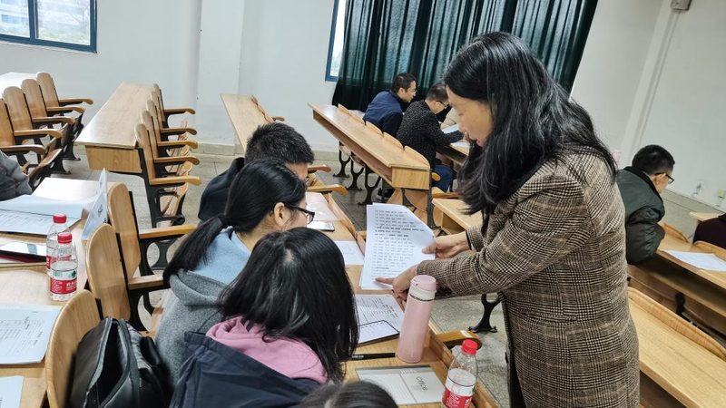 关于教材费是否包含，这取决于各个培训机构的具体规定。以下是一些可能的情况：