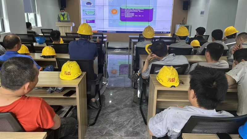 叉车操作后，应及时进行清洁和保养，以延长叉车的使用寿命。具体包括：